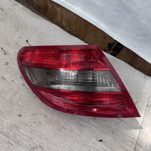 Mercedes c class 2010 rear left light