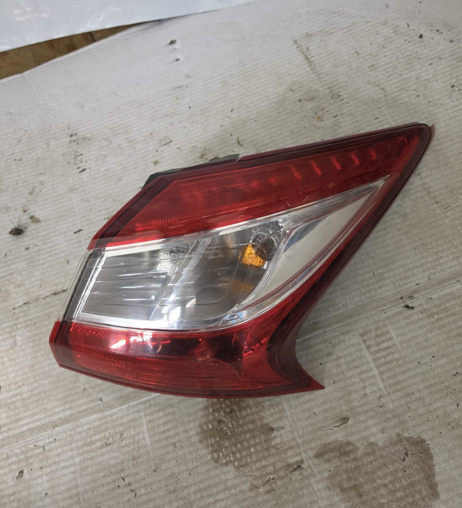 14-18 NISSAN PULSAR O/S DRIVER SIDE REAR LIGHT 2016