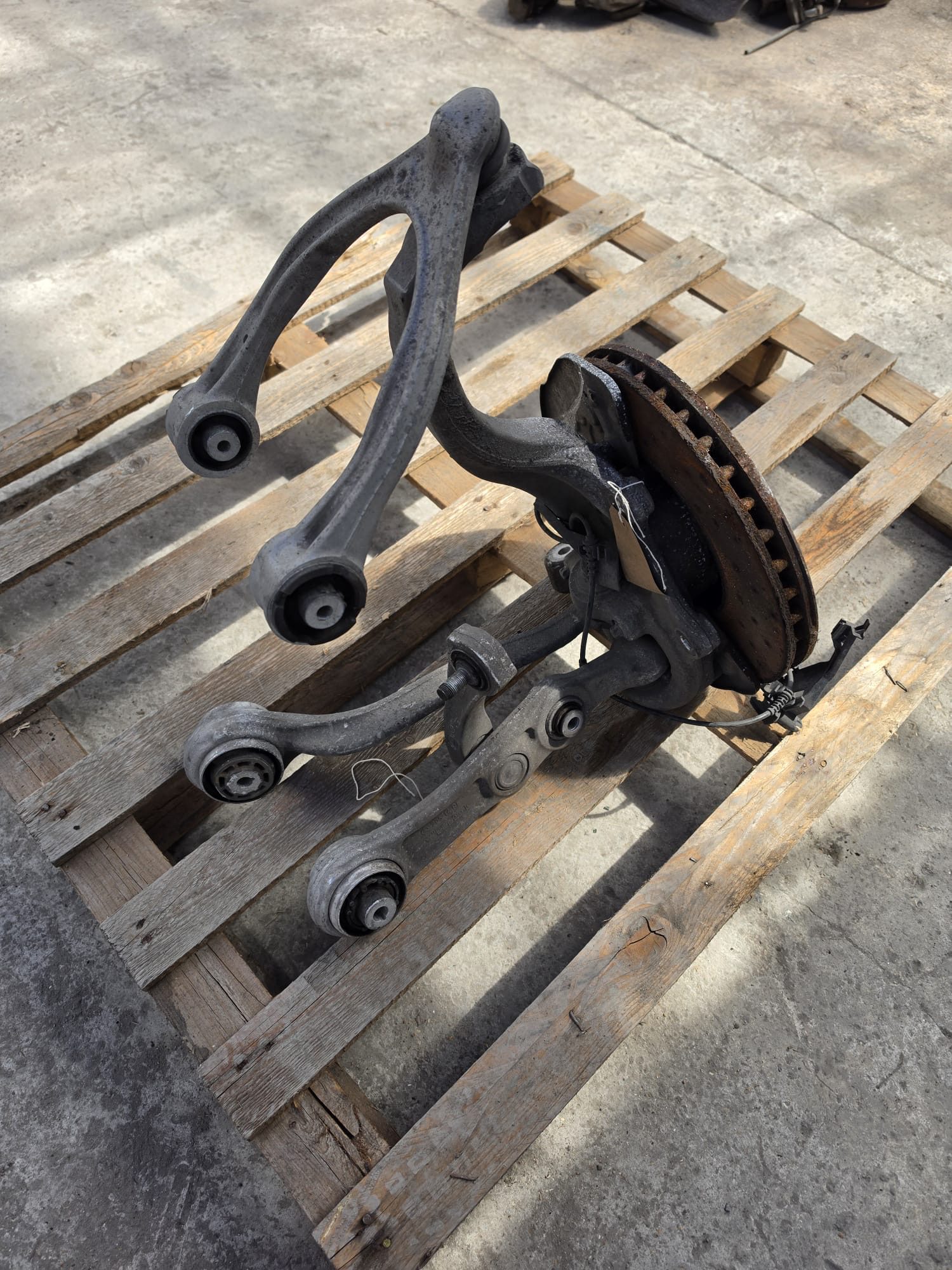 MERCEDES C CLASS W205 C350E DRIVER FRONT RIGHT WHEEL HUB AND ARM - Image 3