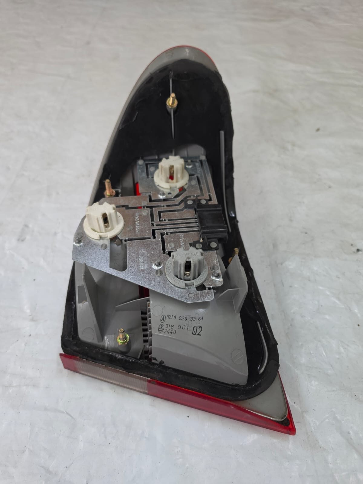 MERCEDES E320 W210 1999-2002 REAR LEFT NEARSIDE BRAKE LIGHT A2108203364 - Image 3