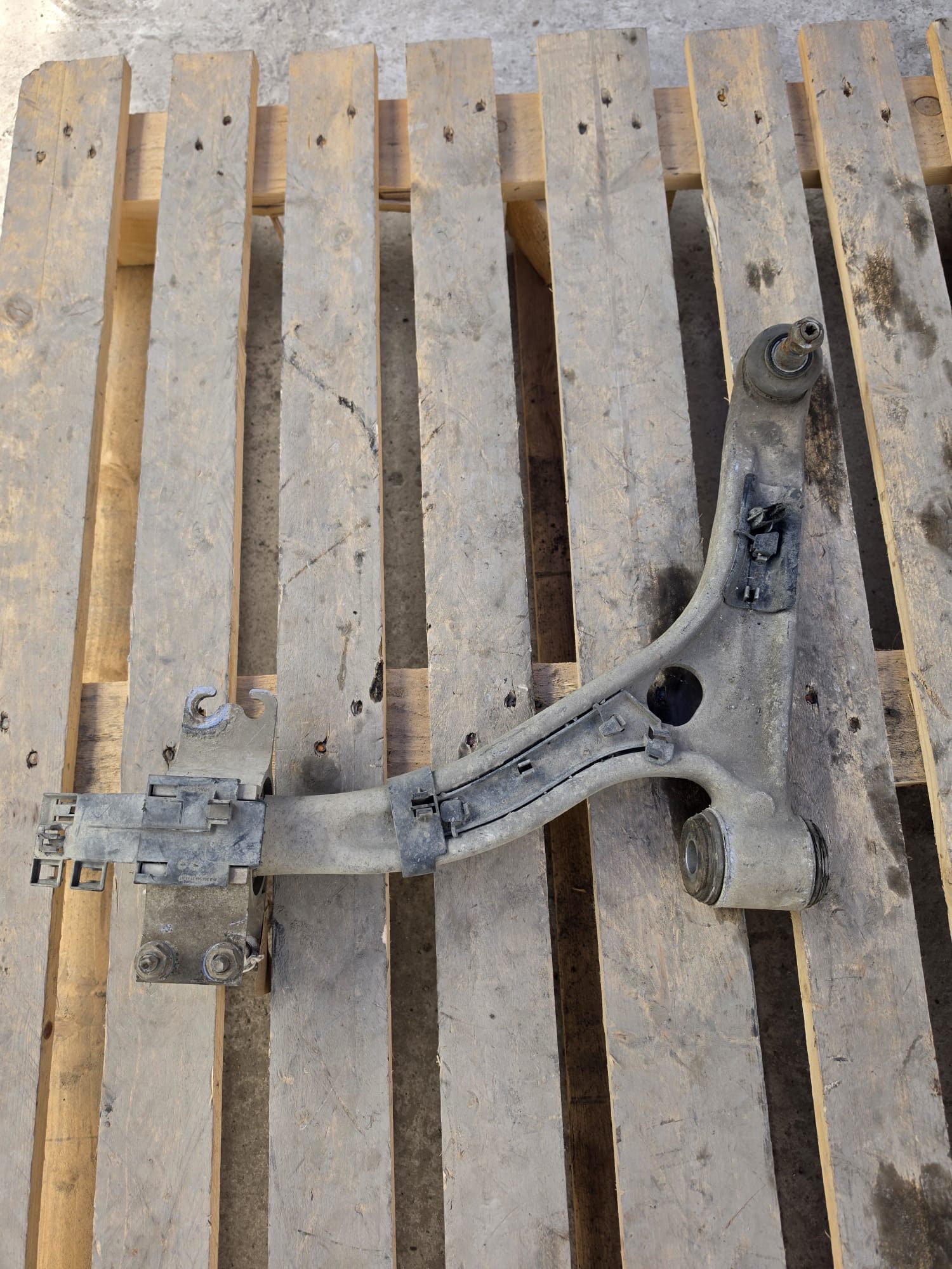 MERCEDES A CLASS W176 2016 FRONT LEFT WISHBONE BUSH A2463330100 - Image 2