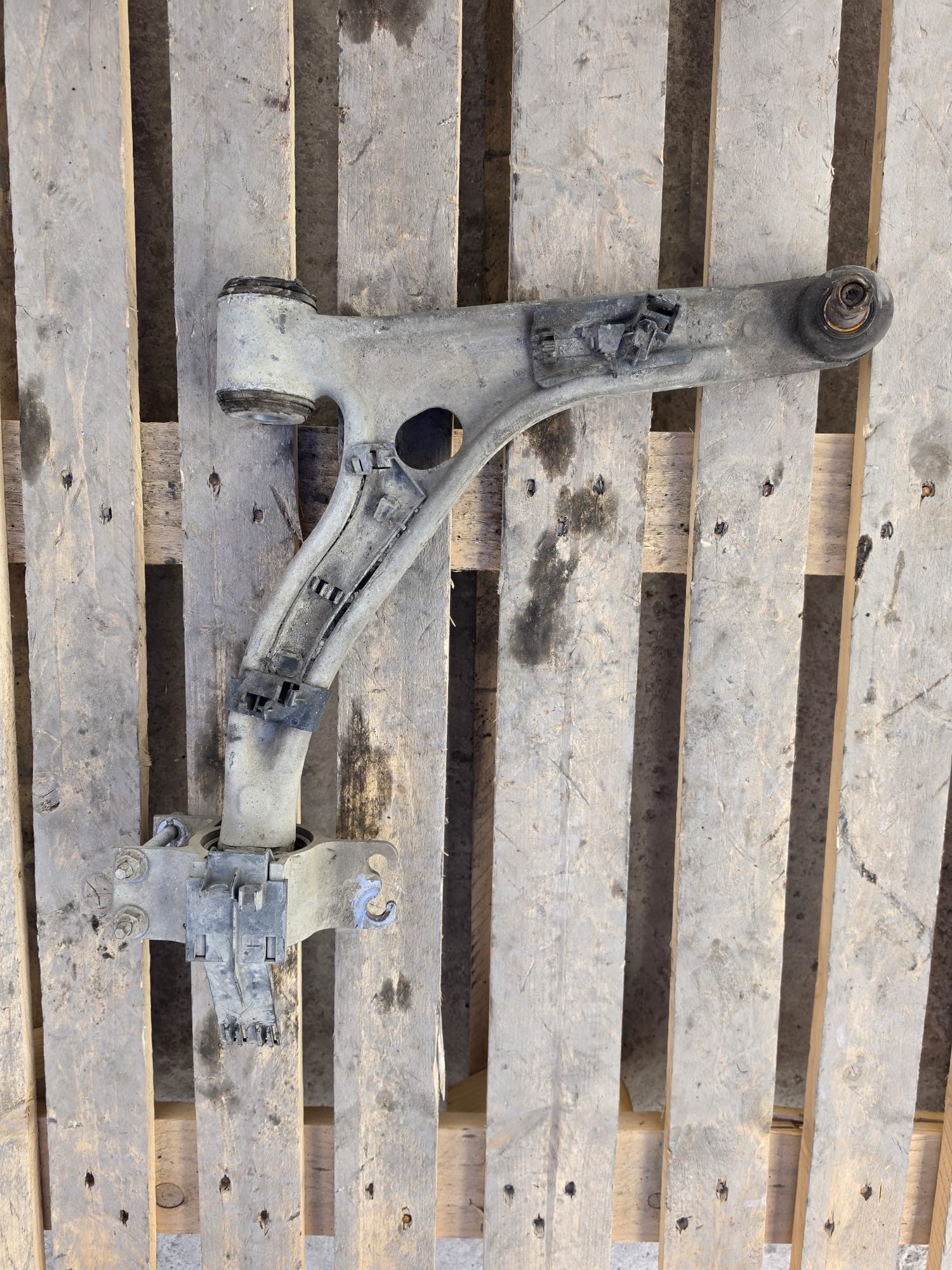 MERCEDES A CLASS W176 2016 FRONT RIGHT WISHBONE BUSH A2463330100 - Image 2