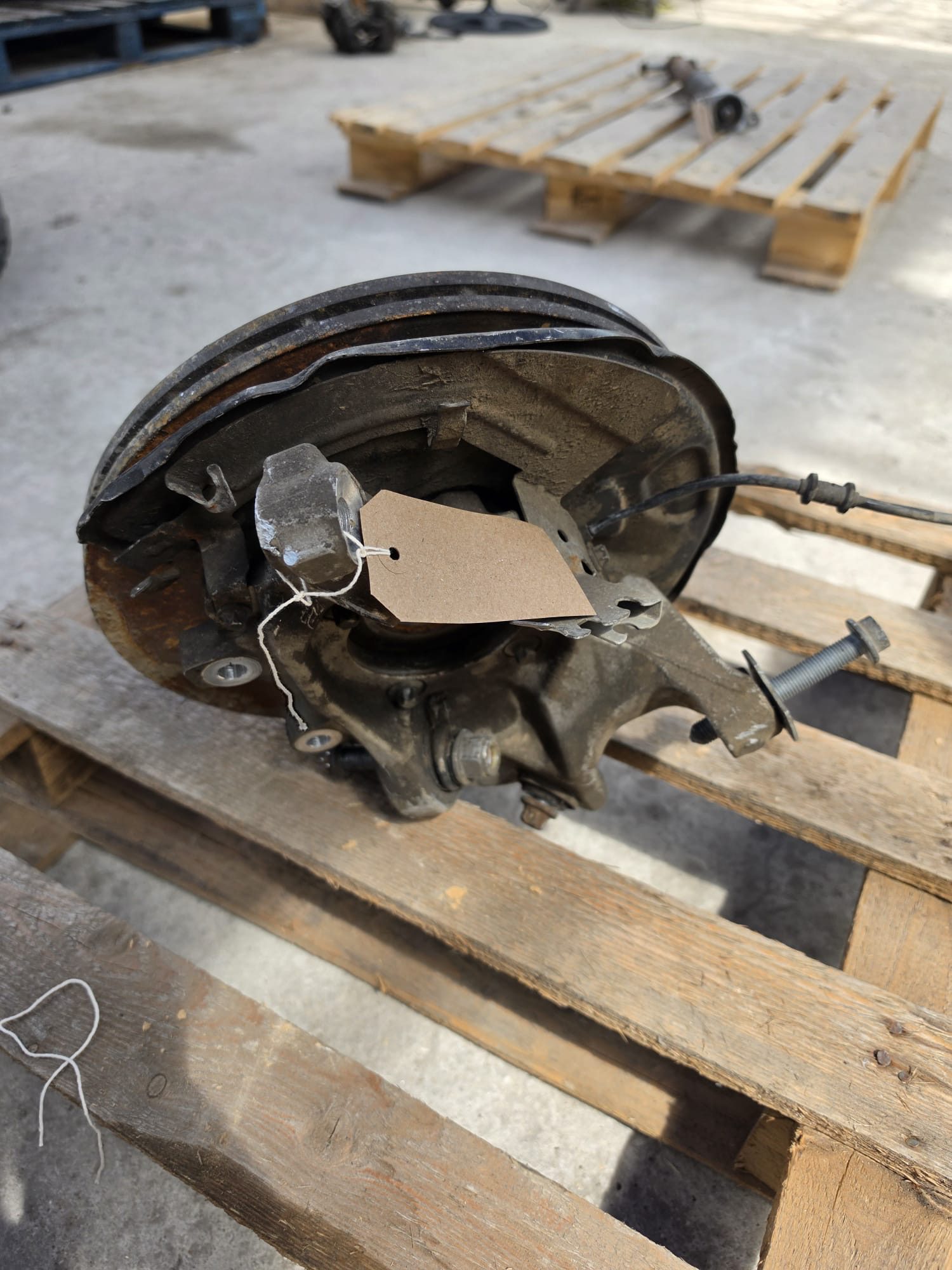 MERCEDES C CLASS W205 REAR LEFT WHEEL HUB SPINDLE A2303560000 - Image 2