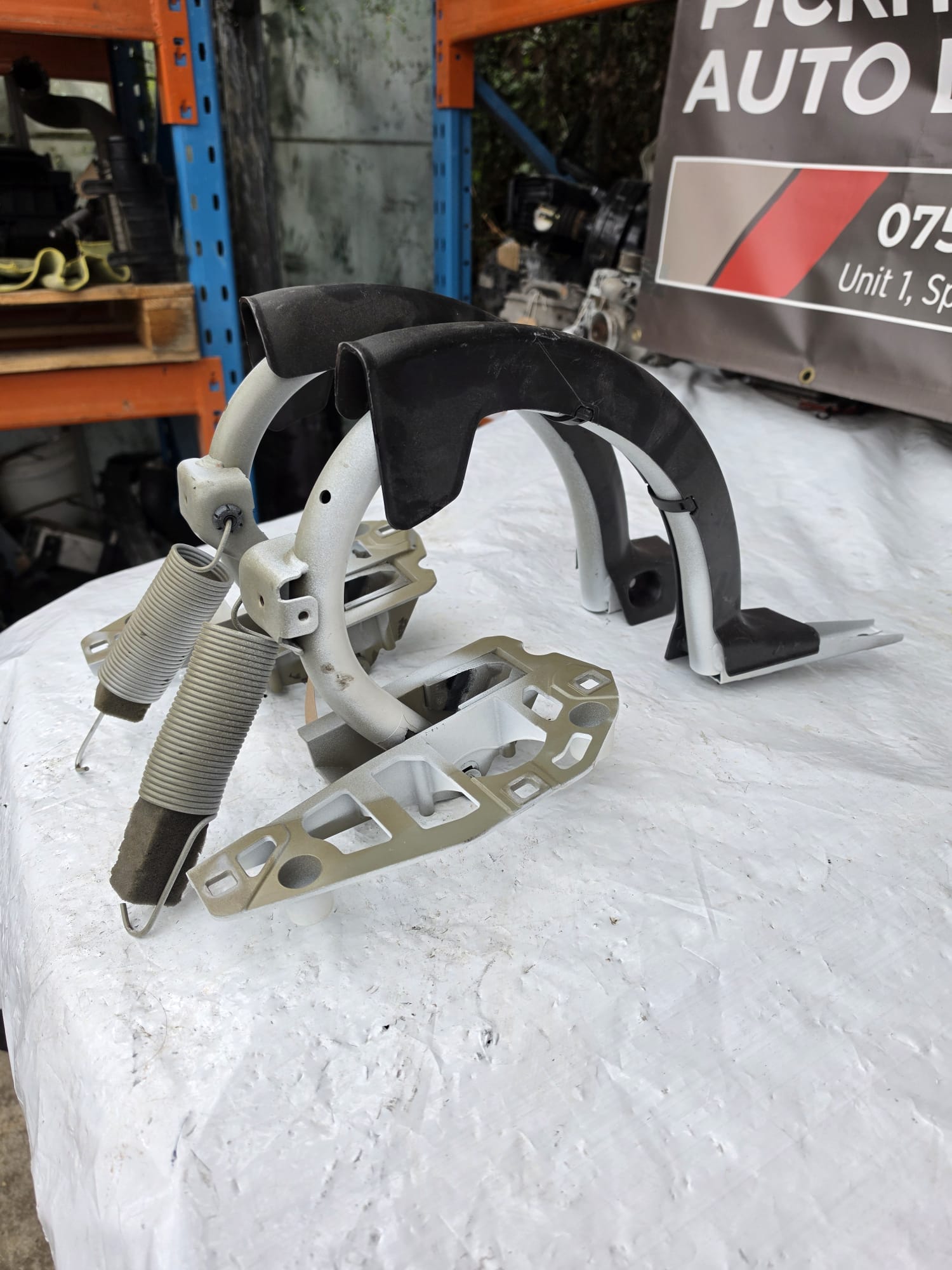 MERCEDES C CLASS W205 2014-2021 REAR BOOT LID HINGES PAIR LEFT AND RIGHT A2057500428 / A2057500328 - Image 2