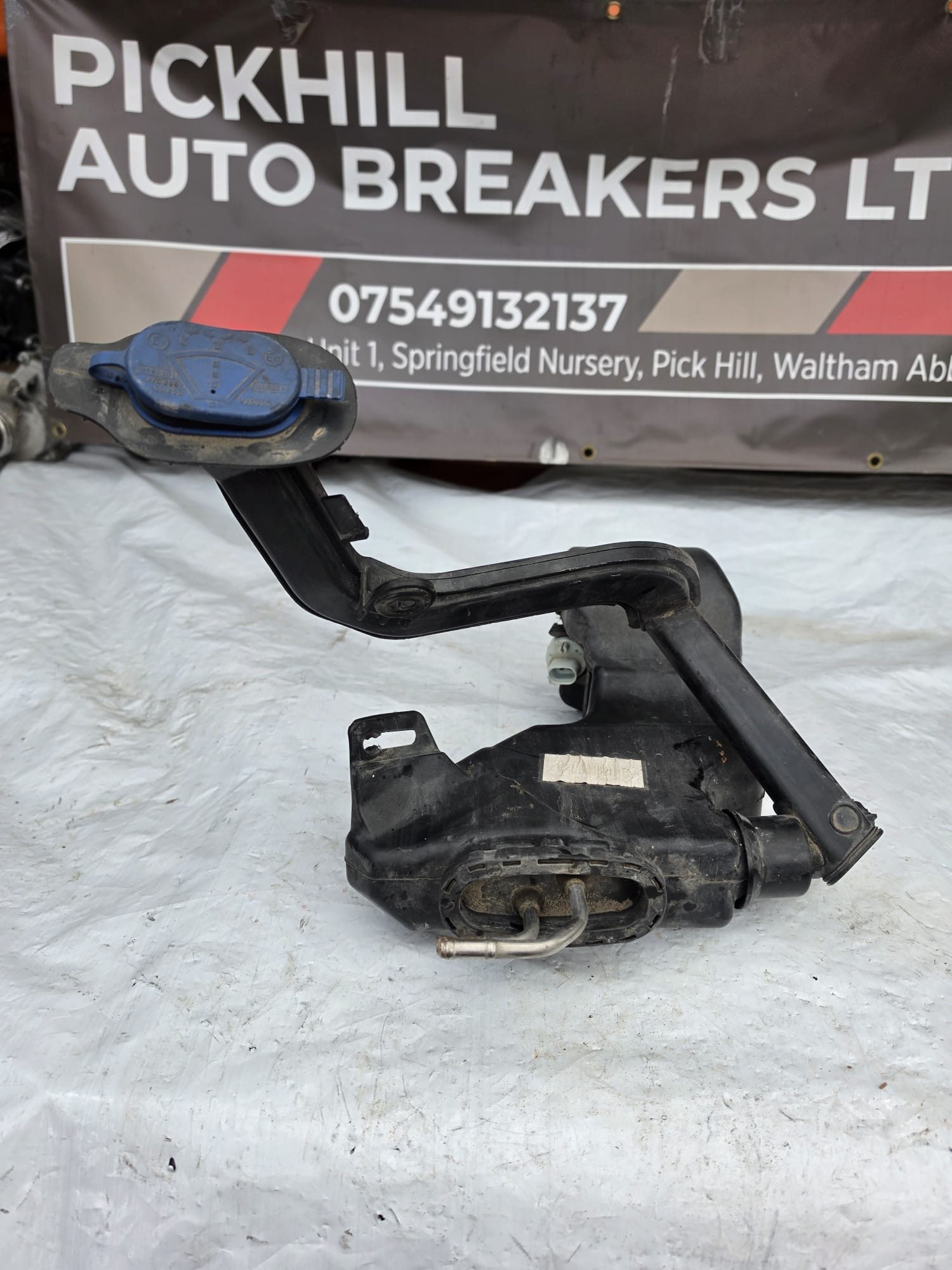 MERCEDES C CLASS W205 2015-2021 WINDSCREEN WASHER TANK A2058600260