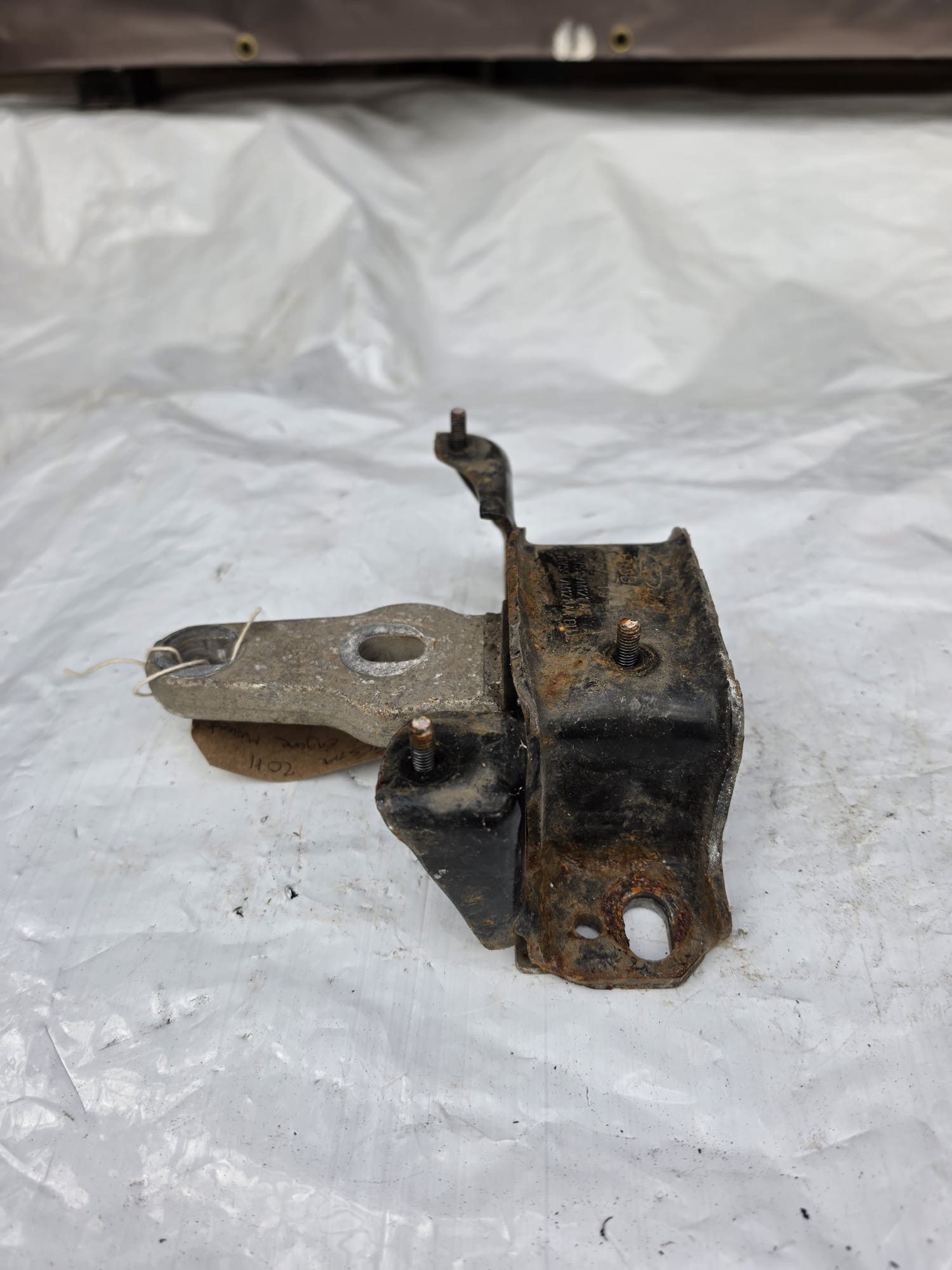 FORD FIESTA 2011 1.6 DIESEL ENGINE MOUNT BRACKET 8V517M121AE - Image 2