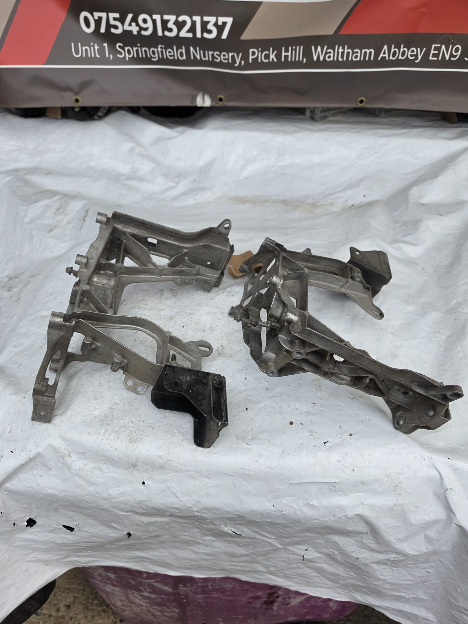 MERCEDES C CLASS W205 2014-2021 HEADLIGHT SUPPORT BRACKET PAIR A2056221600 / A2056221700 - Image 2
