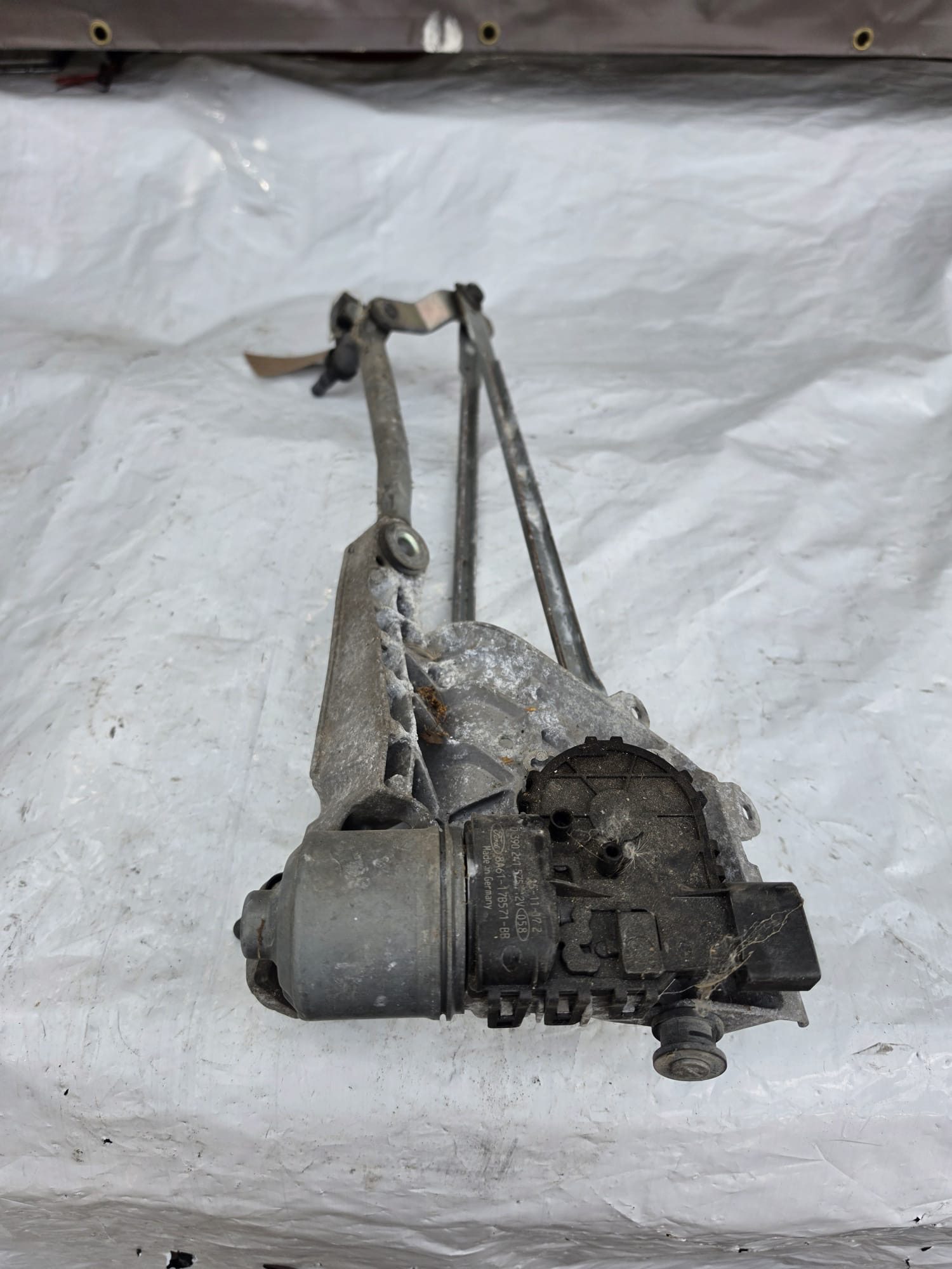 FORD FIESTA MK7 12-17 FRONT WIPER MOTOR AND LINKAGE 8A611750BG - Image 2