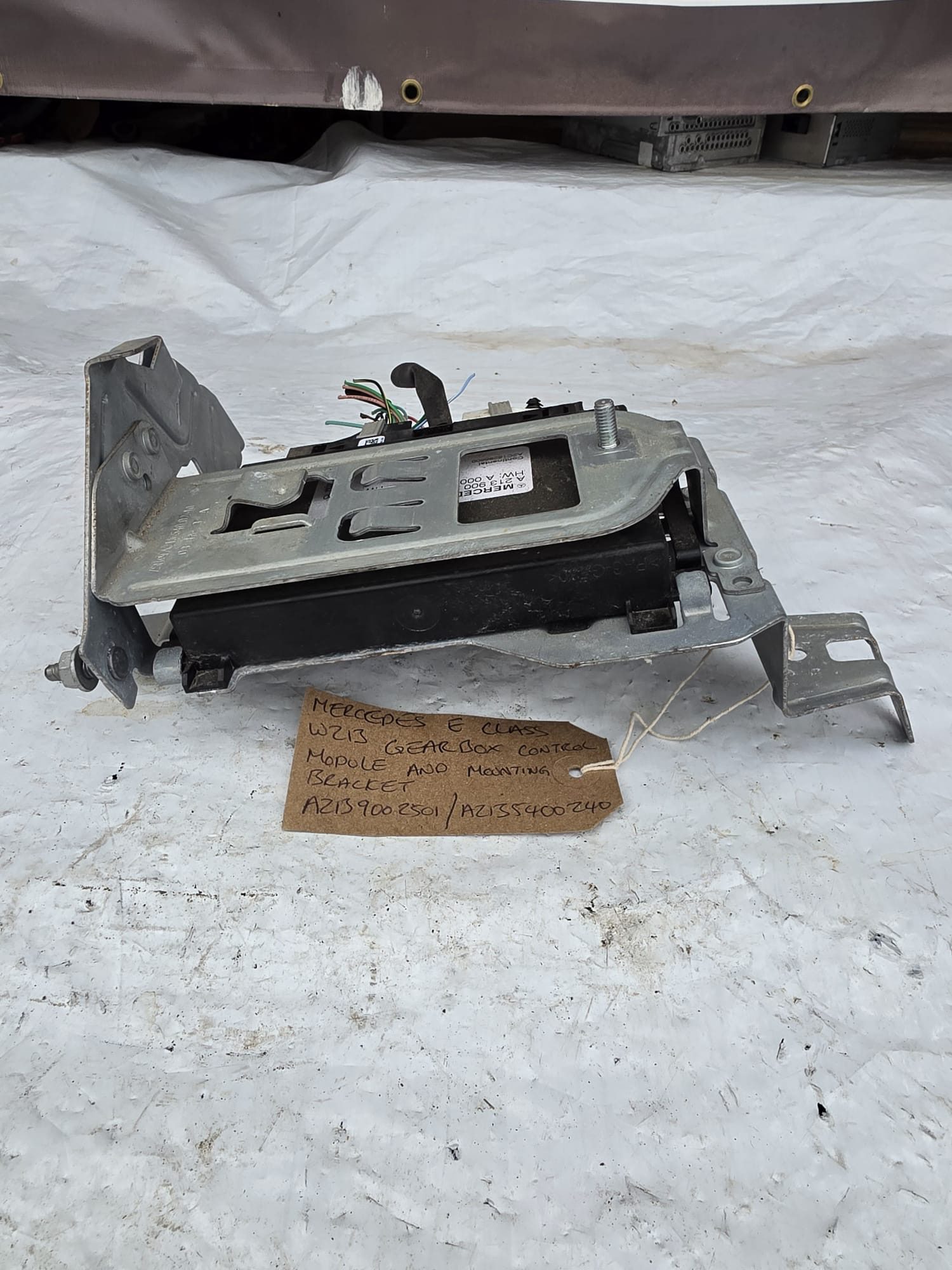MERCEDES E CLASS W213 GEAR BOX CONTROL MODULE AND MOUNTING BRACKET A2139002501 / A2135400240 - Image 2