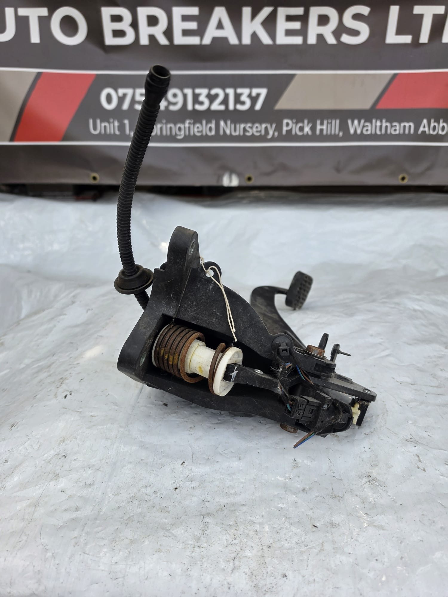 MERCEDES CLA W117 CLUTCH PEDAL ASSEMBLY A2462900619 - Image 2