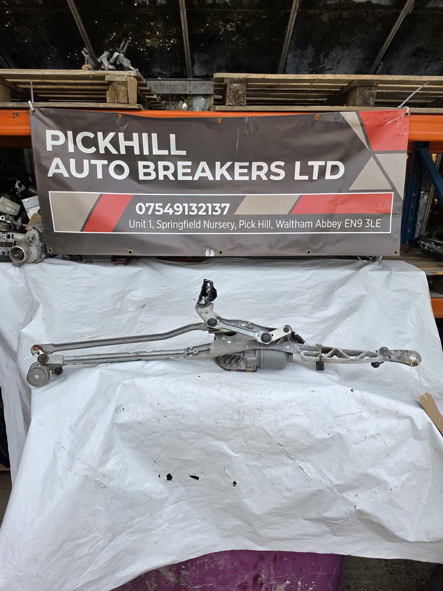 MERCEDES E CLASS W212 FRONT WINDSCREEN WIPER MOTOR AND LINKAGE A2128201340