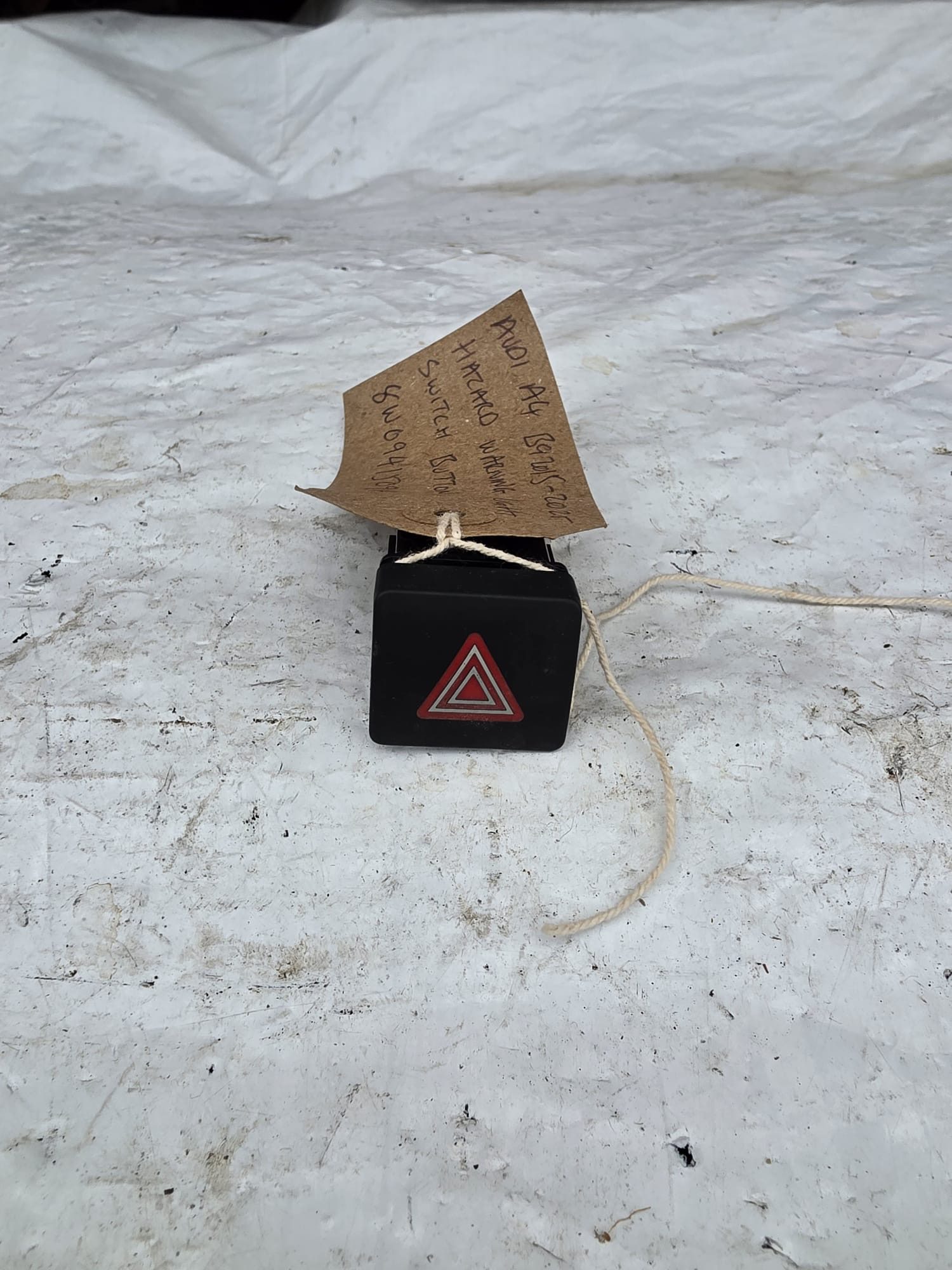 AUDI A4 B9 2015-2025 HAZARD WARNING LIGHT SWITCH BUTTON 8W0941509A
