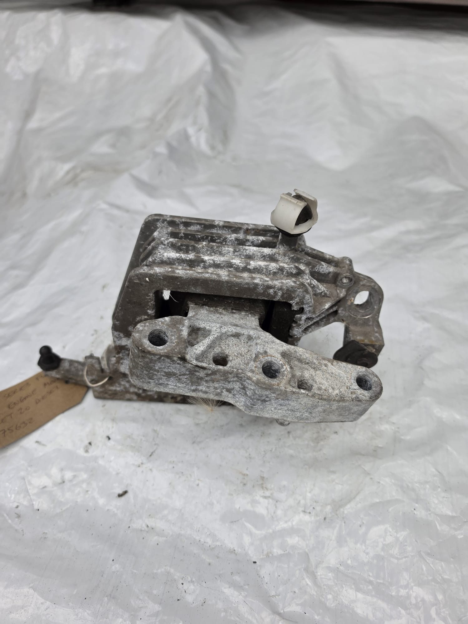 BMW 2 SERIES F45 2019 ENGINE MOUNT BRACKET 2.0 DIESEL 6875632 - Image 2