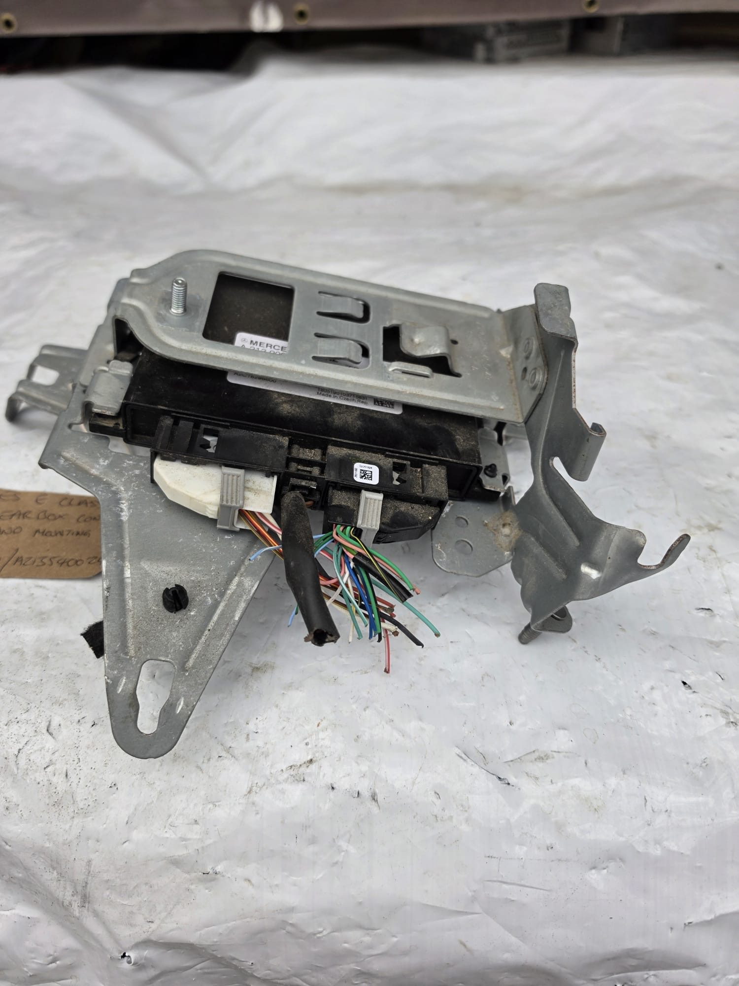 MERCEDES E CLASS W213 GEAR BOX CONTROL MODULE AND MOUNTING BRACKET A2139002501 / A2135400240