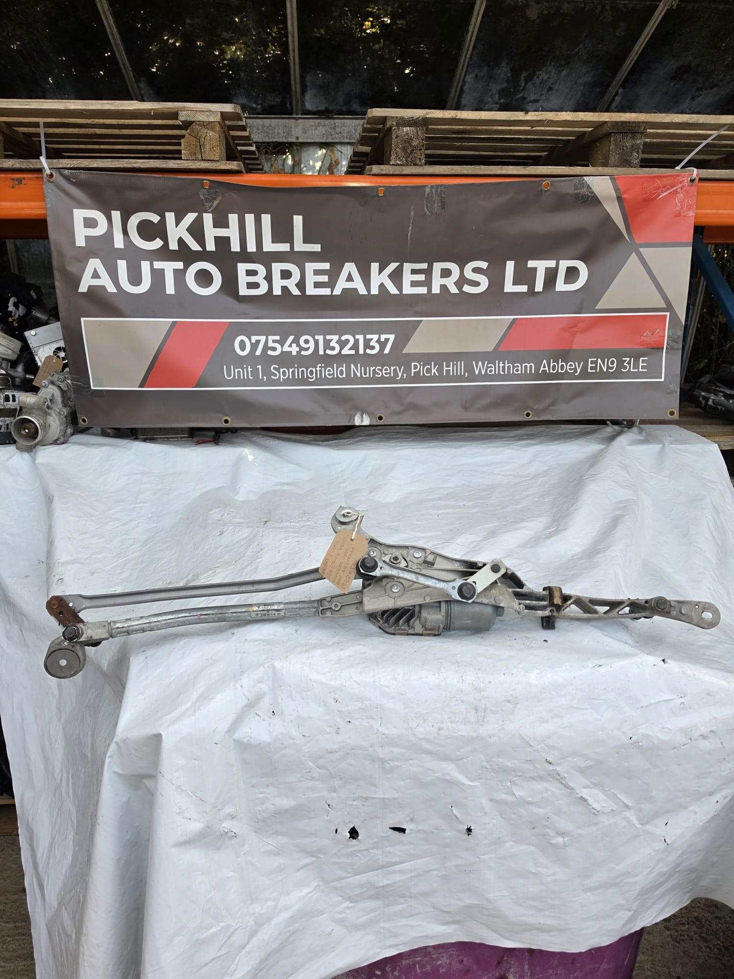 MERCEDES C CLASS W204 07-08 FRONT WINDSCREEN WIPER MOTOR AND LINKAGE 0390241844