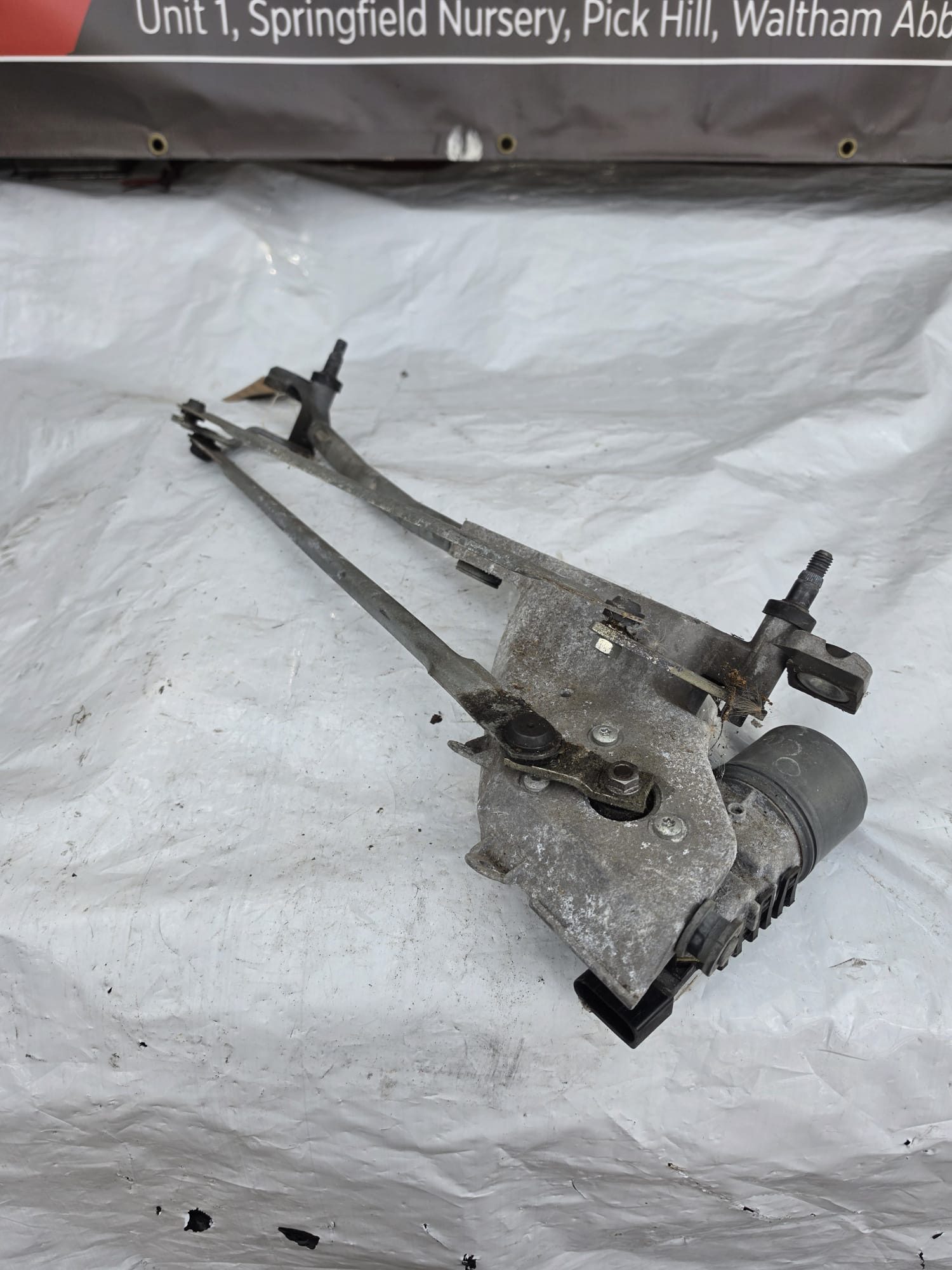 FORD FIESTA MK7 12-17 FRONT WIPER MOTOR AND LINKAGE 8A611750BG - Image 3