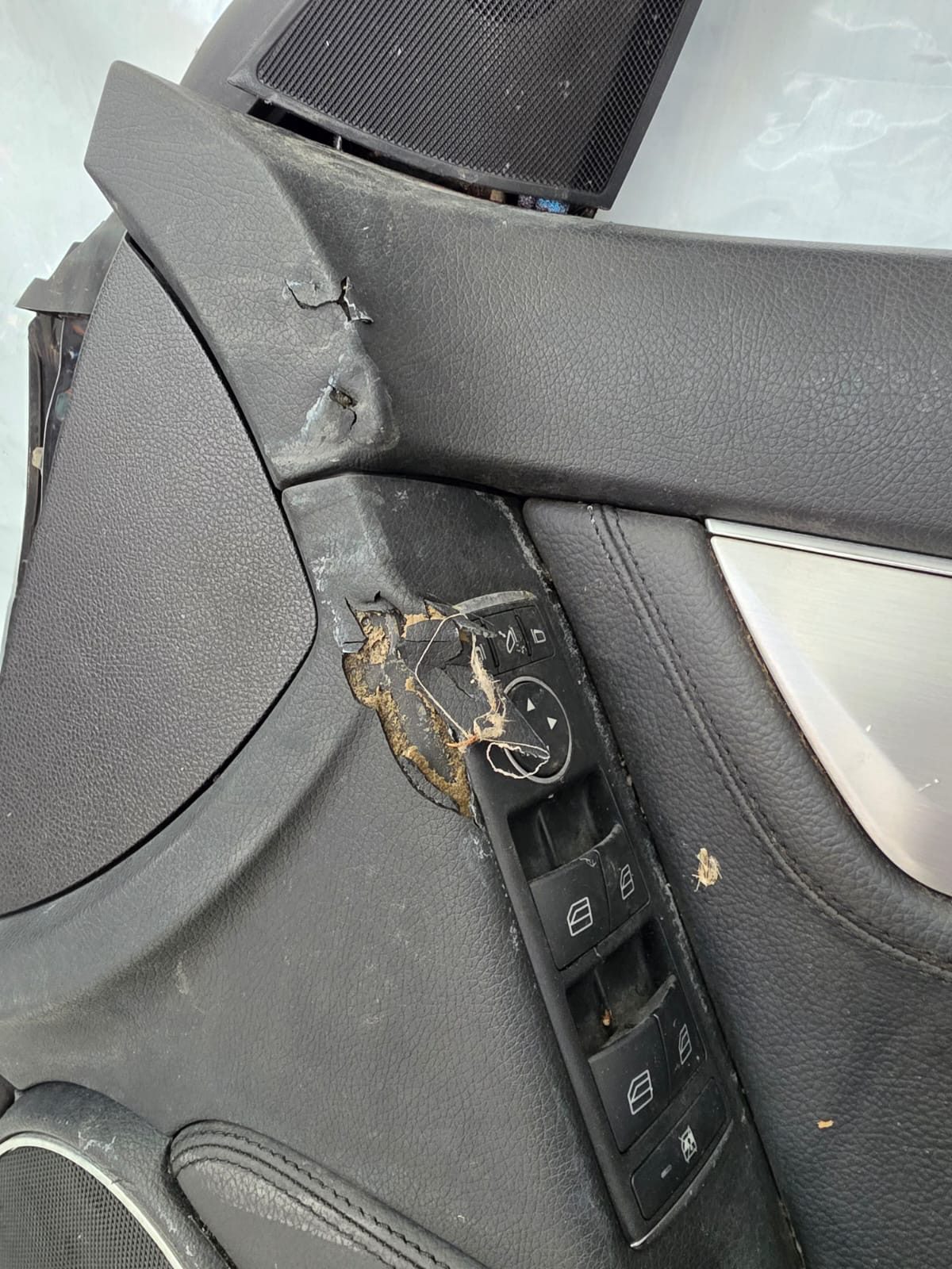 *MERCEDES C CLASS W205 2016 DOOR DRIVER FRONT BLACK - Image 5