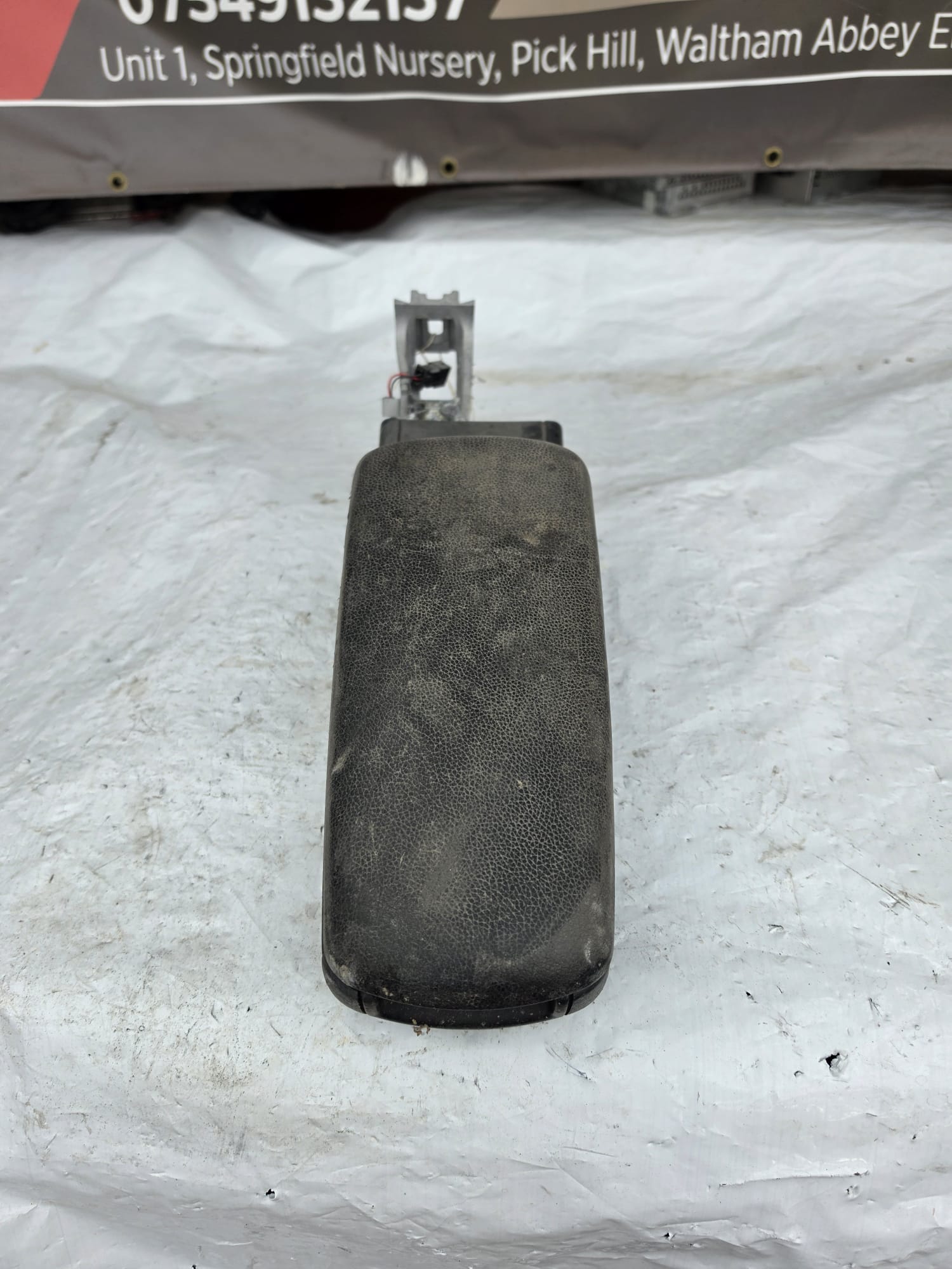 AUDI A4 B7 CENTER ARMREST LOWER PART 8E0864207D - Image 3