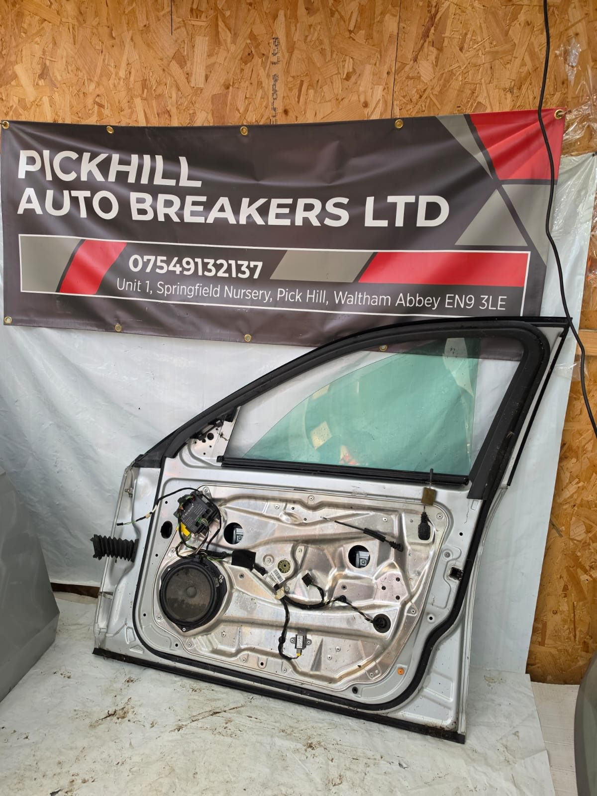 *MERCEDES C CLASS W204 FRONT DRIVER DOOR 2013 SILVER - Image 2
