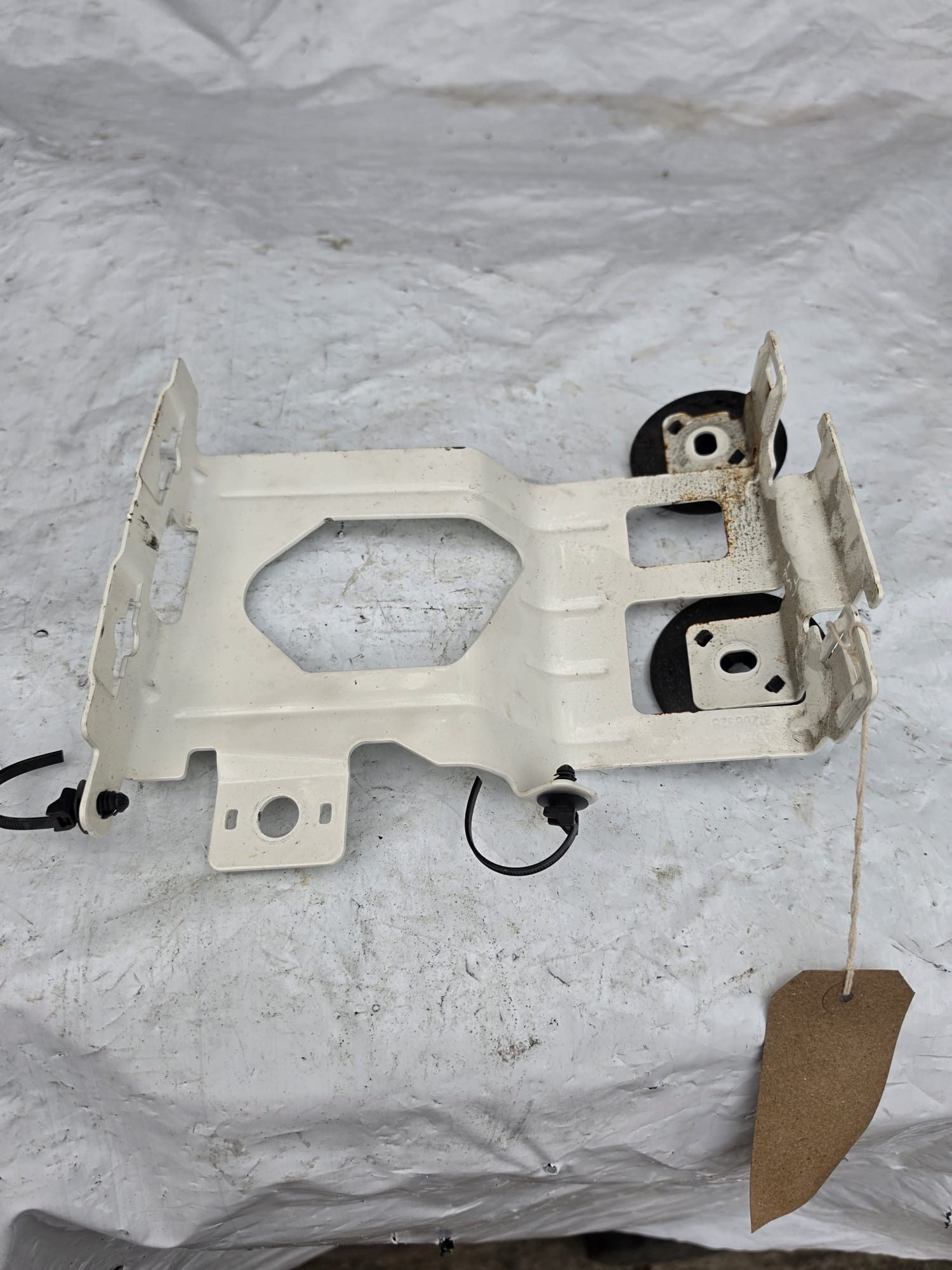 VOLVO V40 2012-2019 CEM MODULE BRACKET HOLDER/MOUNT 31268928 - Image 2