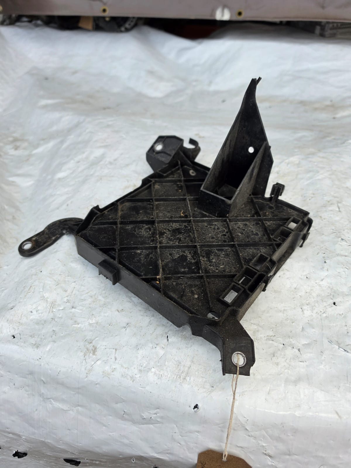 AUDI A4 ENGINE CONTROL UNIT BRACKET 8W0907647A - Image 3